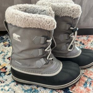 Sorel big kids size 3 snow boot